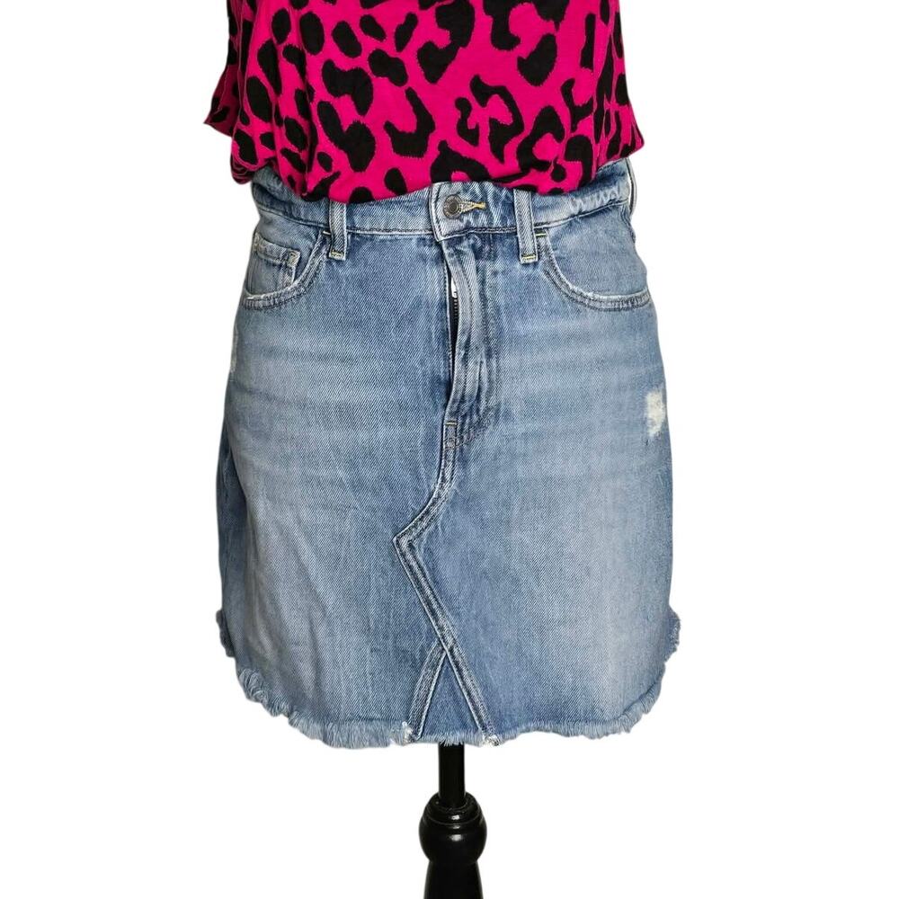 GUESS Women’s Denim Mini Skirt Size 27 High Rise Distressed Raw Hem Light Wash - Picture 2 of 14
